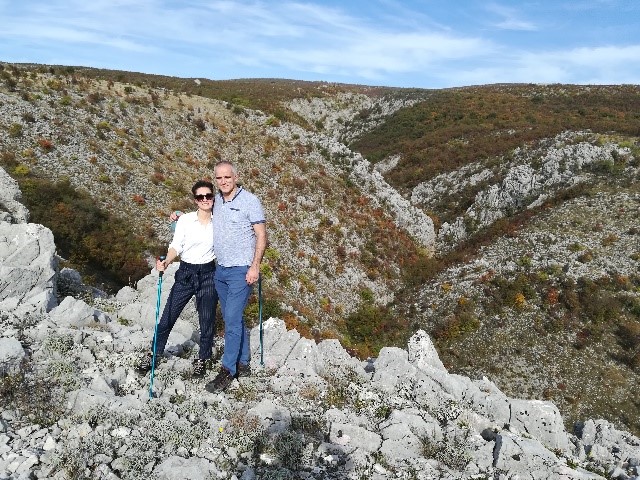 Na fotografiji su izletnici na Velikoj gomili iznad Avlija u mjestu Dobriču u Širokom Brijegu 2019. godine; U pozadini je kanjon Baćine gdje je po narodnoj predaji Bili lovac ili „Kudo“ preskakao s jedne strane kanjona na drugu.